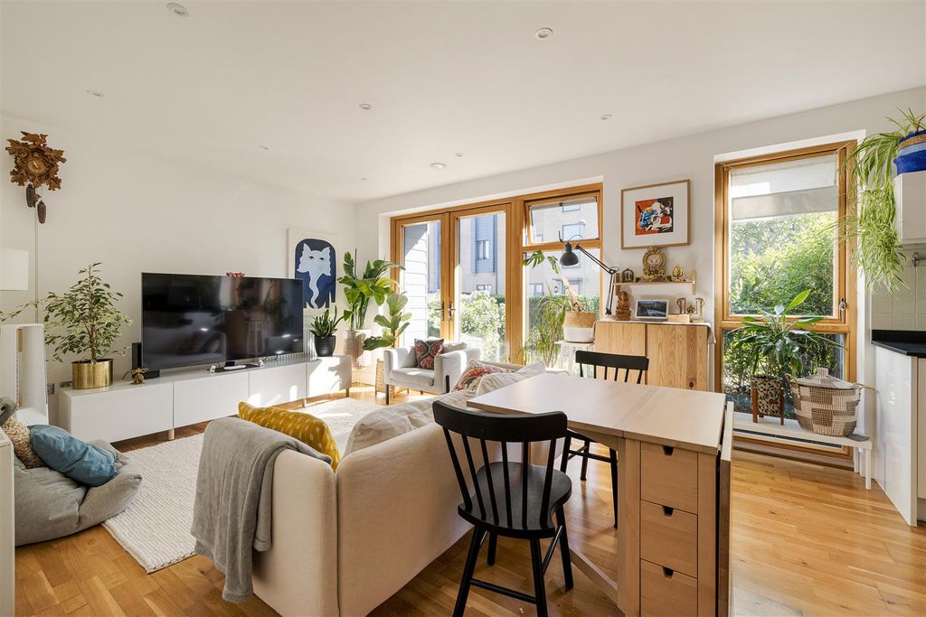 Property photo 1 of 27 Sycamore Place, Ig7
