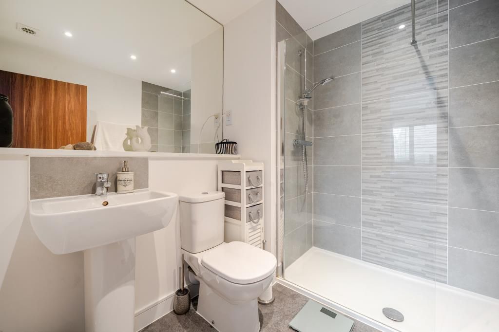 Property photo 2 of 21 Bathroom