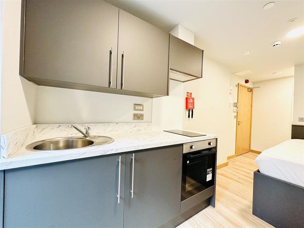 Property photo 3 of 19 Kitchen
