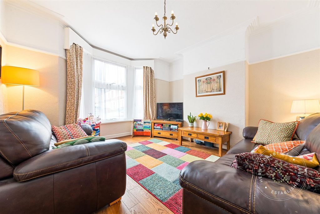 Property photo 2 of 28 Redcliffe-Avenue-18.Jpg