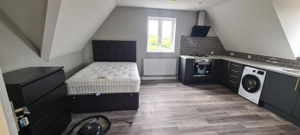 Property photo 1 of 5 Studio Flat Available To Rent