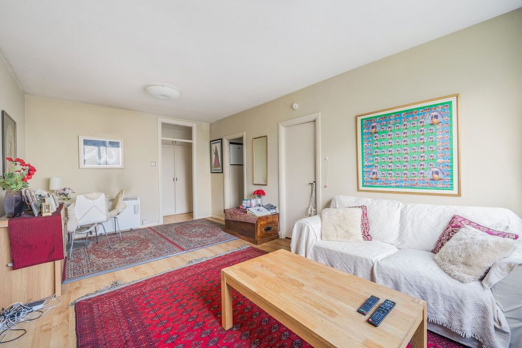 Property photo 2 of 8 Picture No. 20