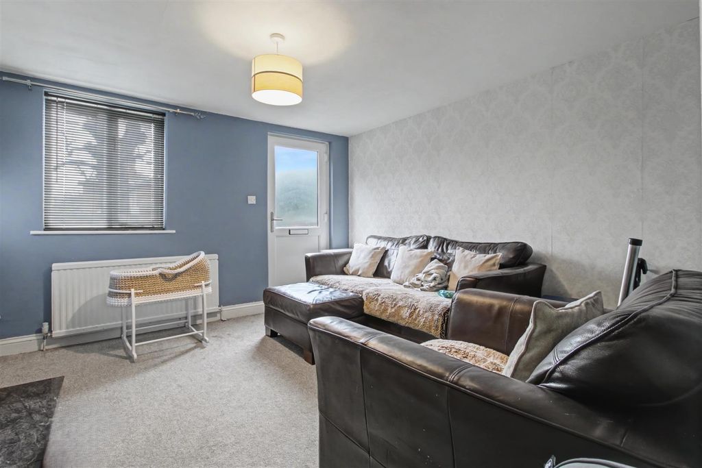 Property photo 3 of 10 Lounge