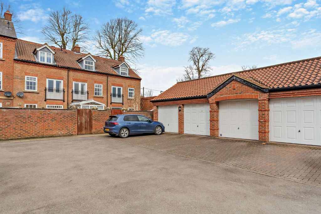 Property photo 2 of 16 Car Park