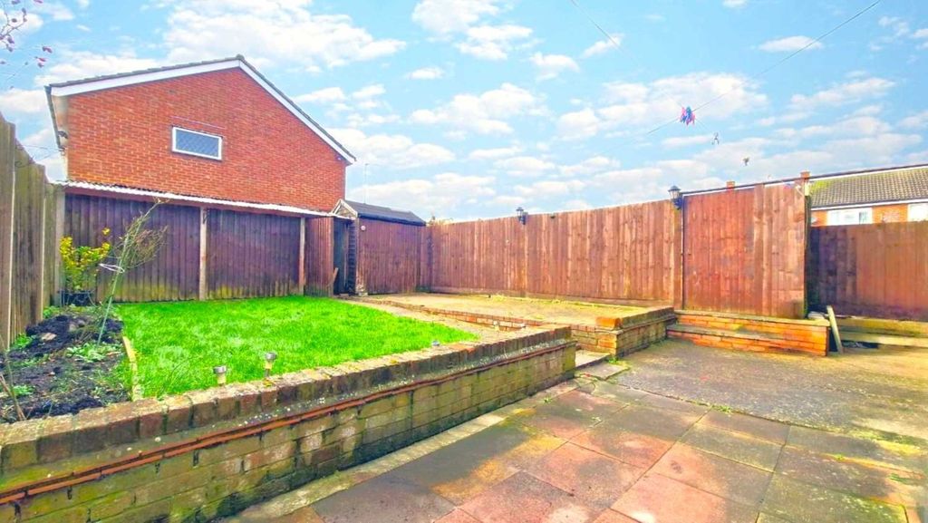 Additional image 14 of 4 bed semi-detached house to rentTithe Farm Road, Dunstable LU5