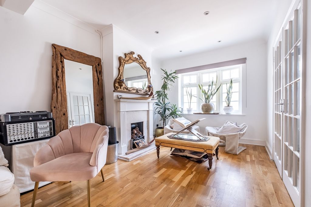 Property photo 3 of 33 Donne-Place-02