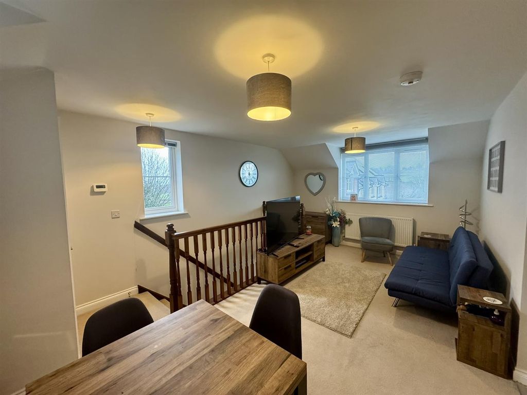 Property photo 3 of 10 Living / Dining (2/2)