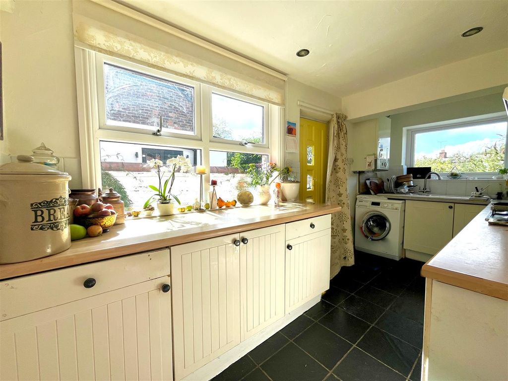 Property photo 3 of 25 Kitchen