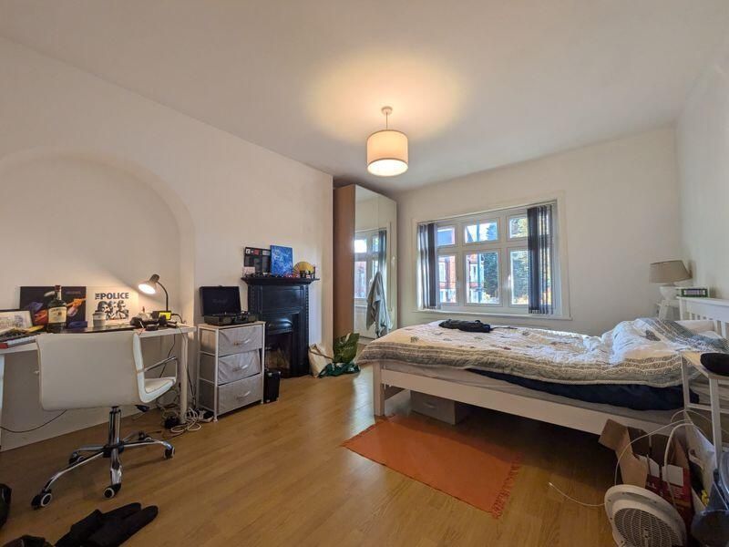 Property photo 2 of 14 A Bright And Spacious Living Room With Large Windo...