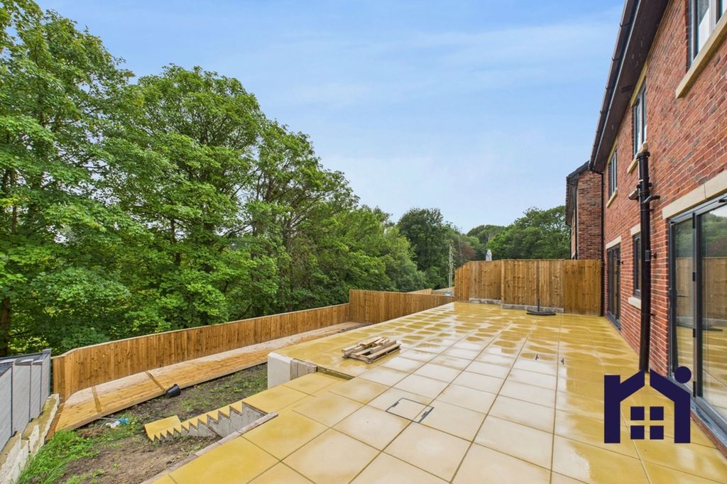 Property photo 3 of 31 Outside Space