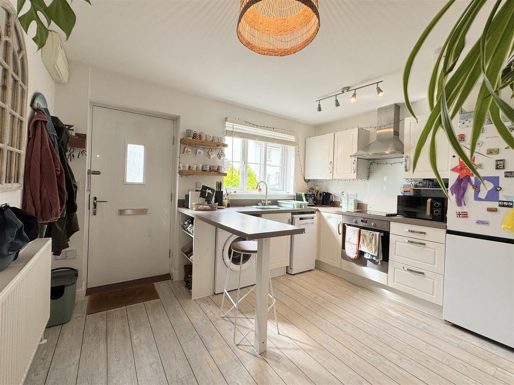 Property photo 3 of 27 Kitchen
