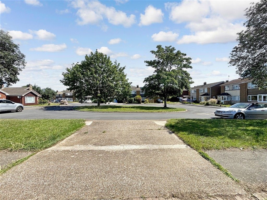 Property photo 2 of 11 Driveway