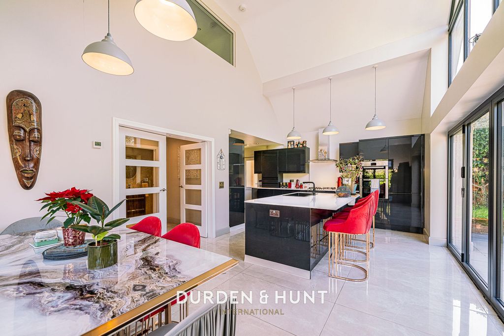 Property photo 3 of 39