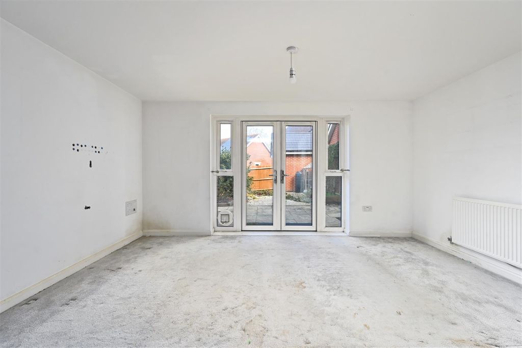 Property photo 3 of 20 6 Furnells Way-Tn402 (3).Jpg