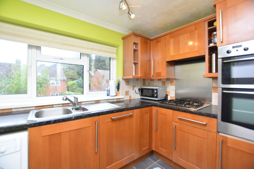 Property photo 3 of 10 Kitchen