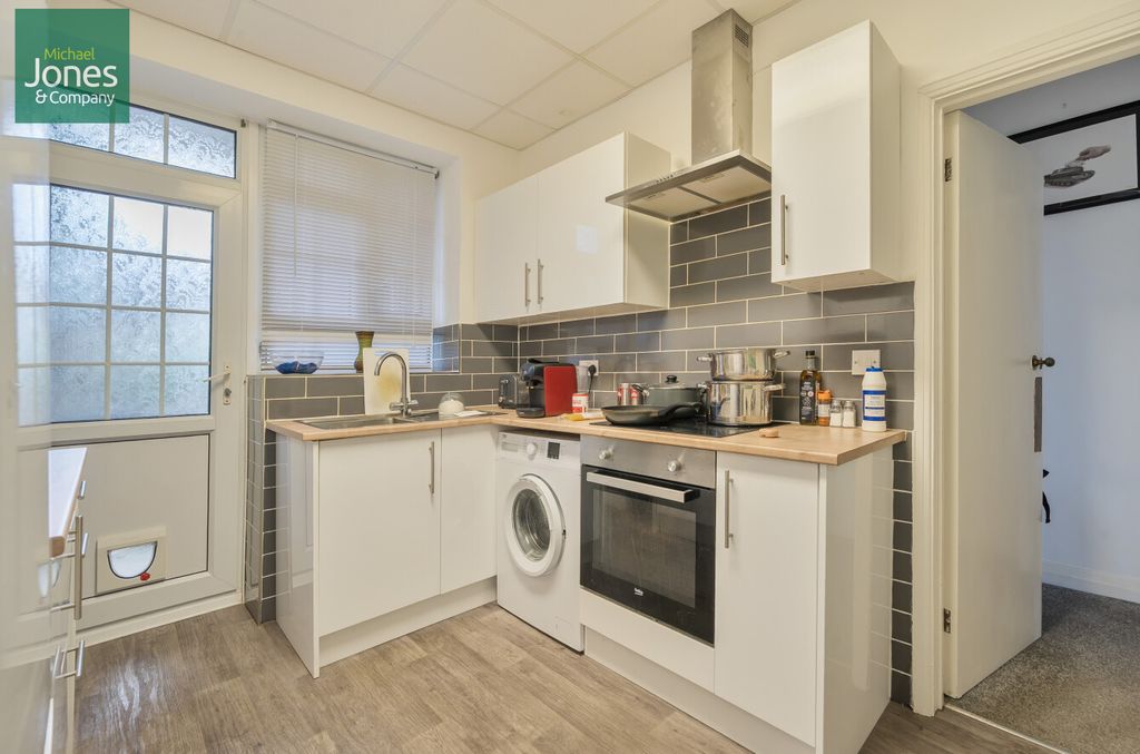 Property photo 3 of 10 Kitchen