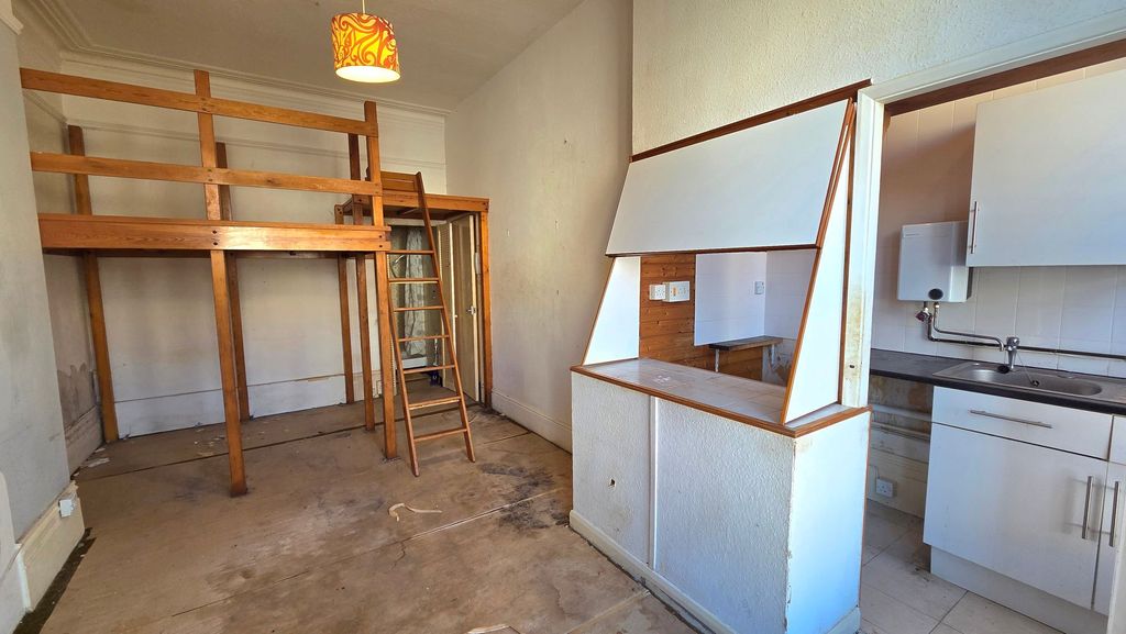 Property photo 2 of 10 Studio Room & Kitchen Area