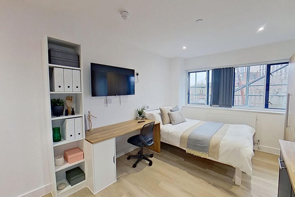 Property photo 1 of 8 Experience A Bright And Inviting Double Bedroom Fe...