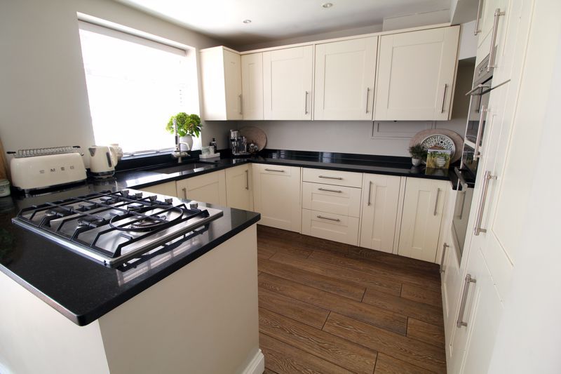 Property photo 2 of 10 Kitchen