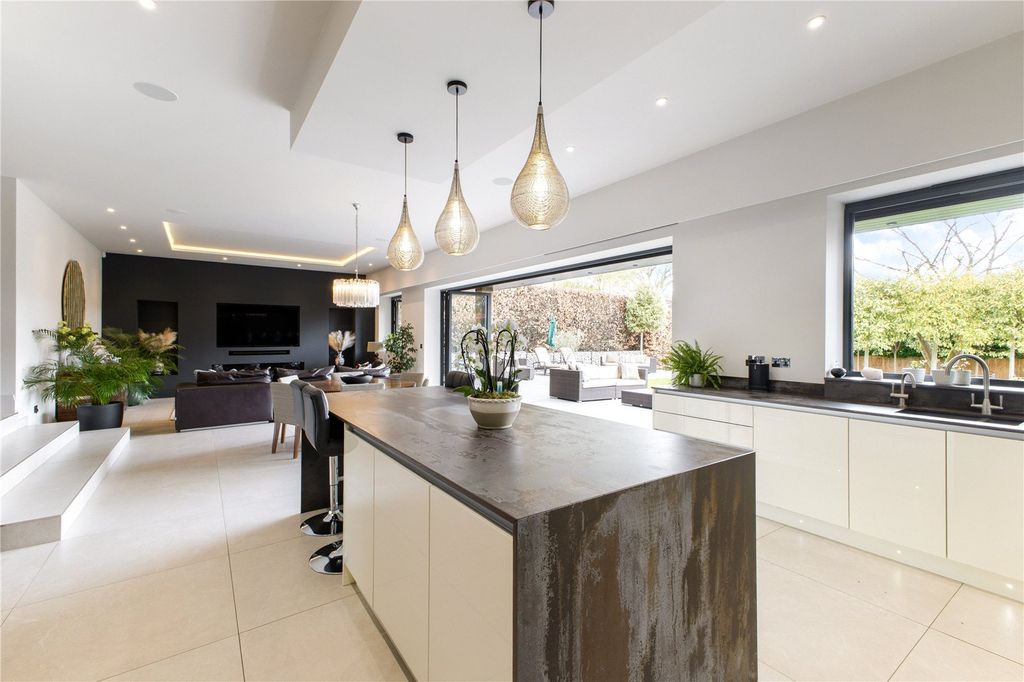 Property photo 3 of 19 Kitchen