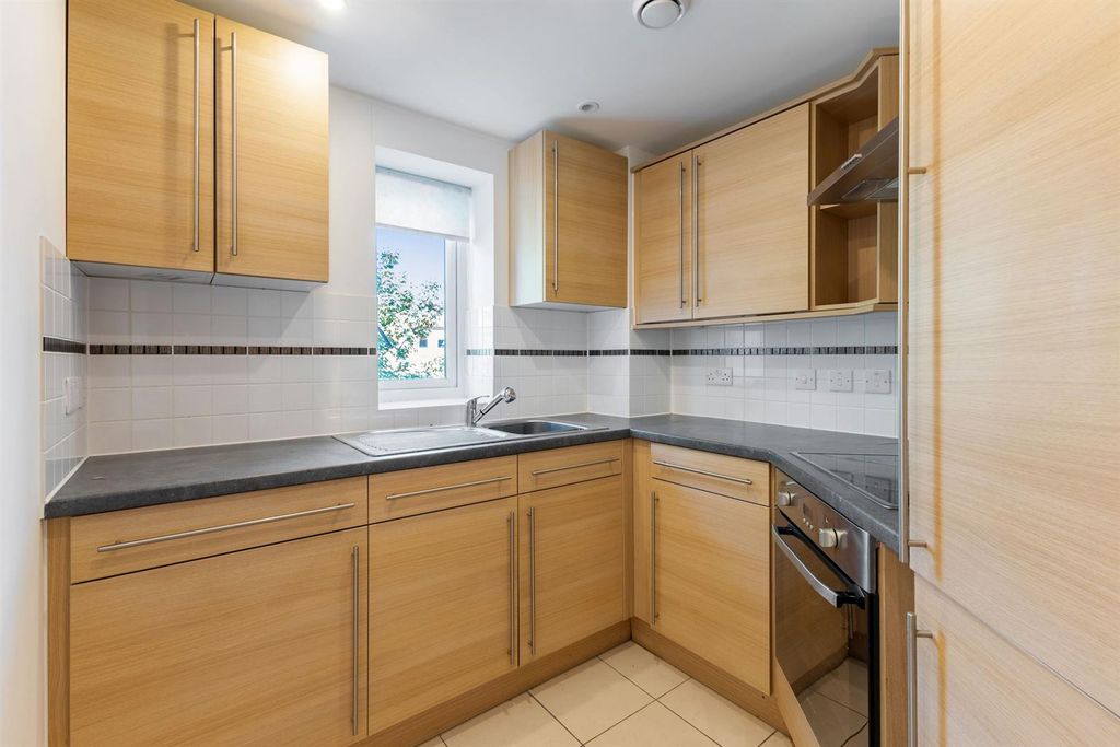 Property photo 3 of 15 04-324Fch_39Crayshaw_Rg48Eq_Mcs83594_010 (1)-Mediu