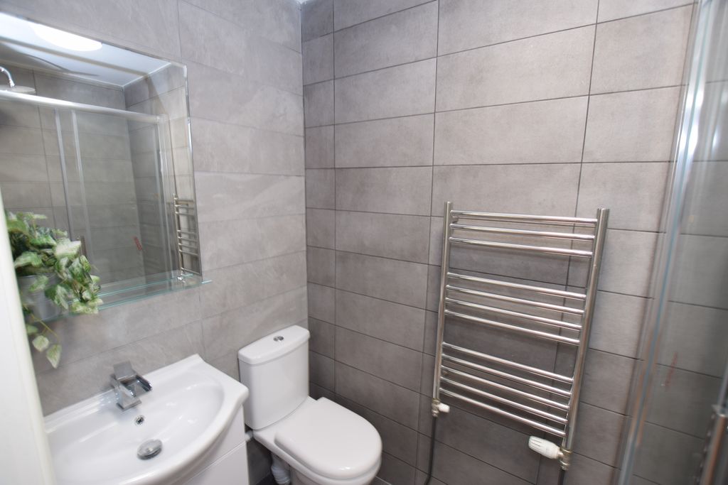 Property photo 3 of 9 Room 5 - Ensuite
