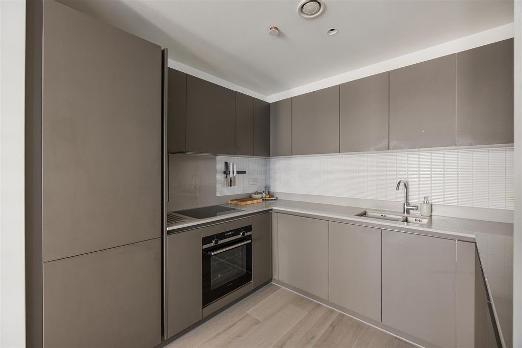 Property photo 2 of 35 Daneland Walk, N17