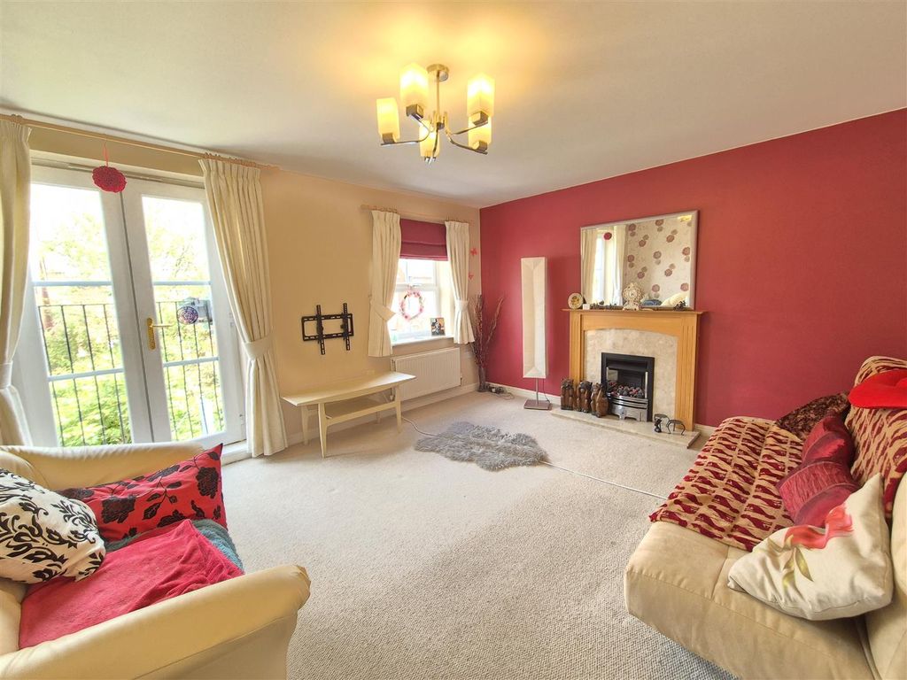 Property photo 3 of 11 Lounge