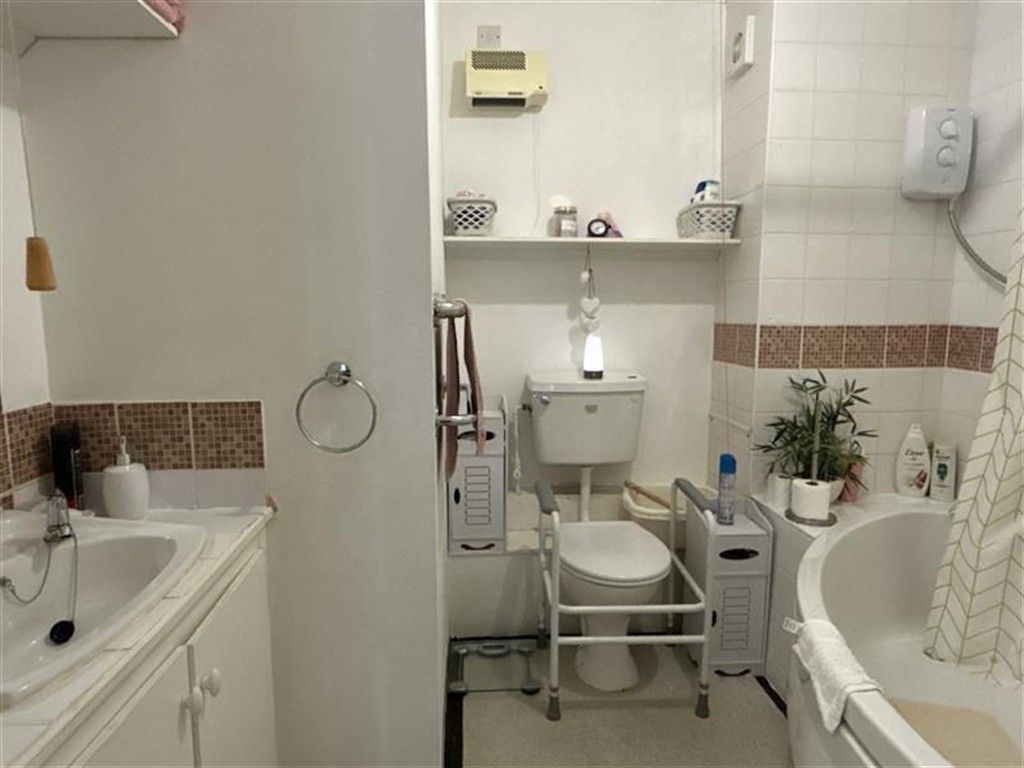 Property photo 3 of 14 Bathroom