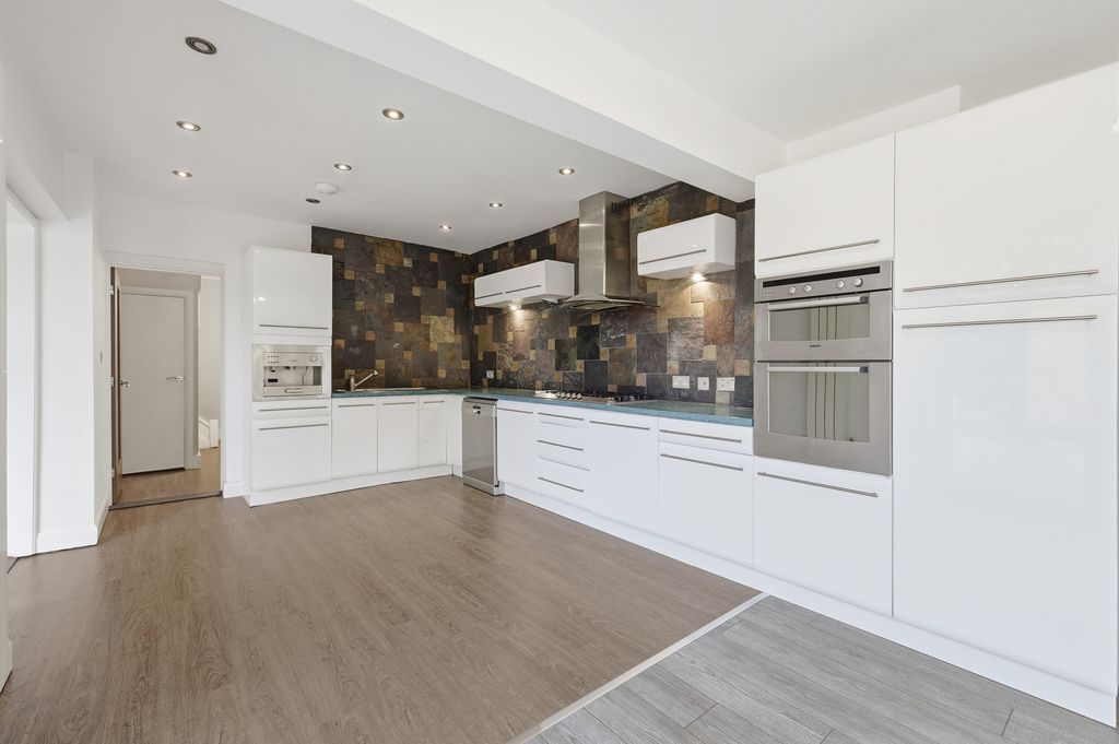 Property photo 3 of 25