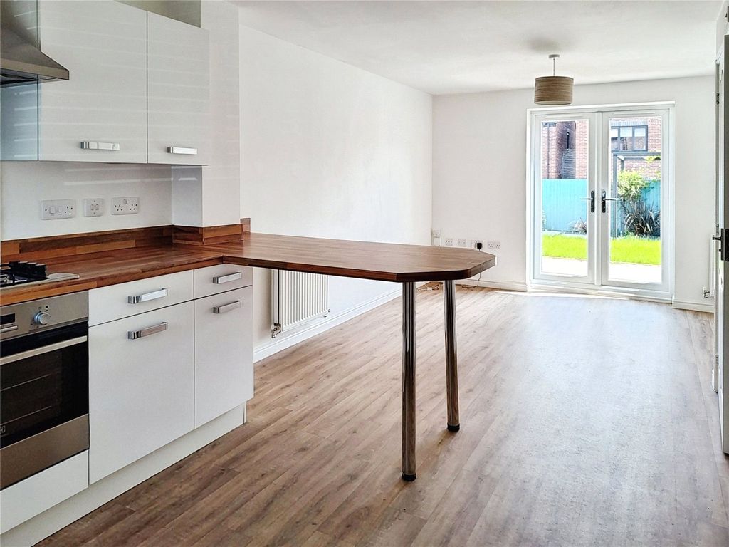 Property photo 3 of 10 Living Room/Kitchen