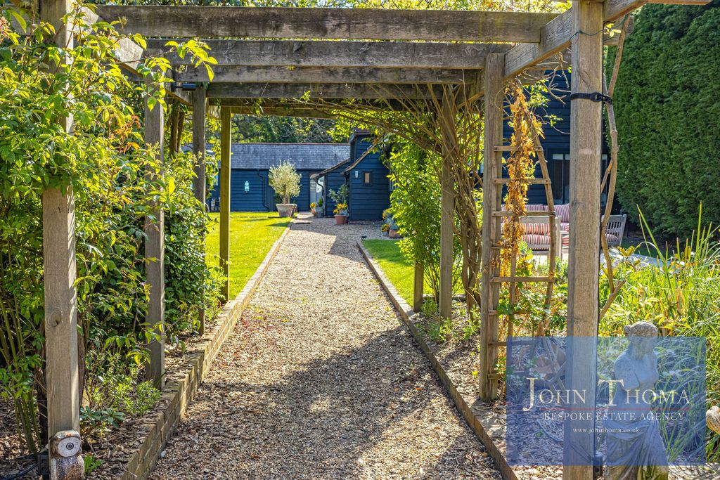 Additional image 7 of 6 bed property to rentMarshalls Barn, Woodside, Epping CM16