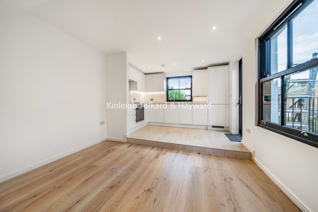 Property photo 3 of 6 14650E4E-Ca1d-426E-9
