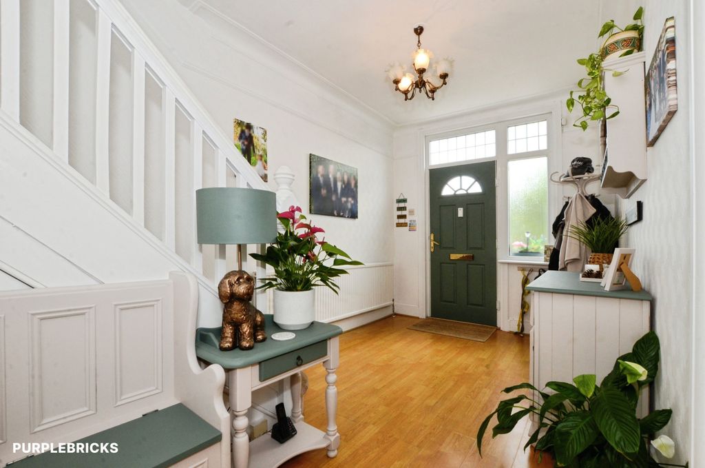 Property photo 3 of 27 Hallway