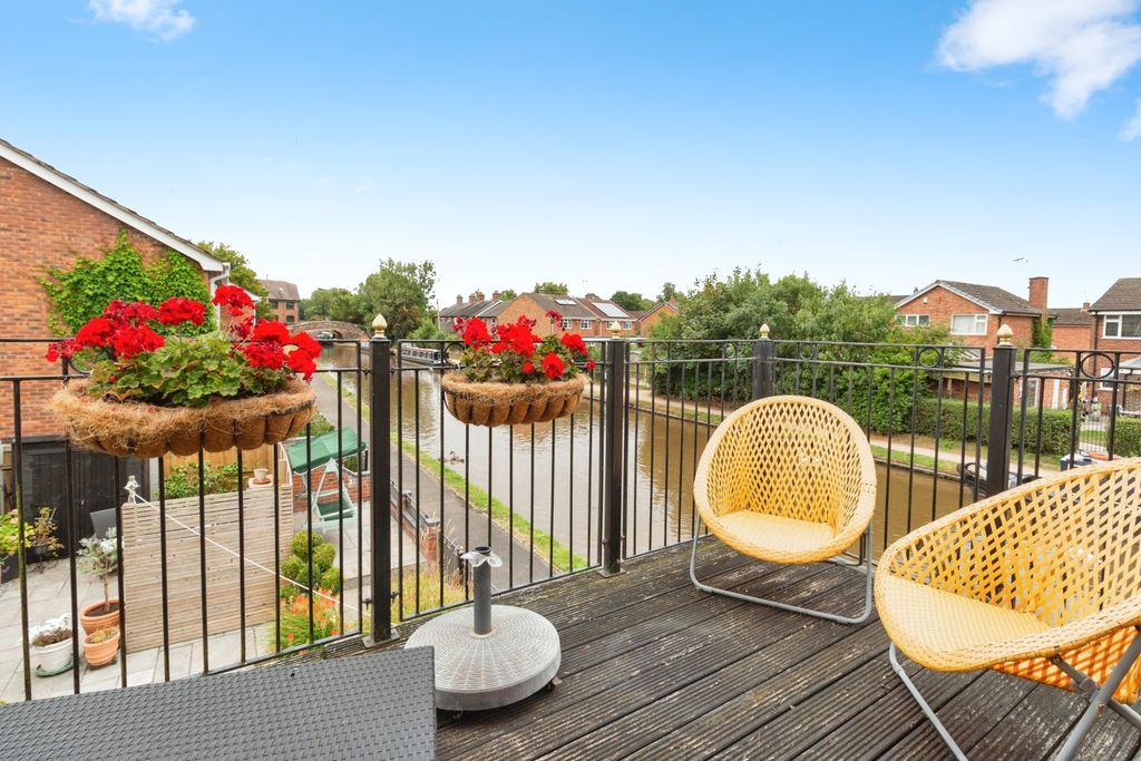 Property photo 3 of 12 Terrace