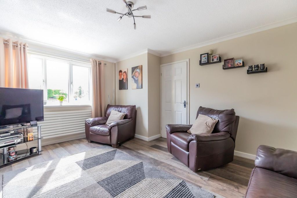 Property photo 3 of 26 Lounge