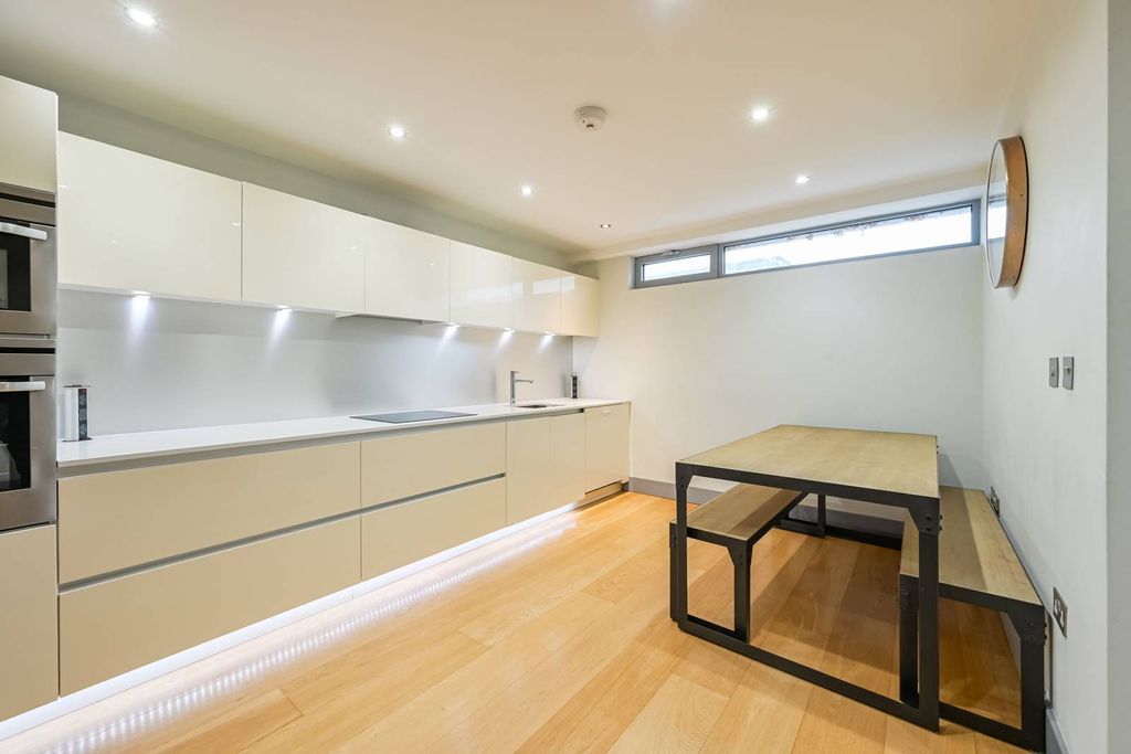 Property photo 3 of 23