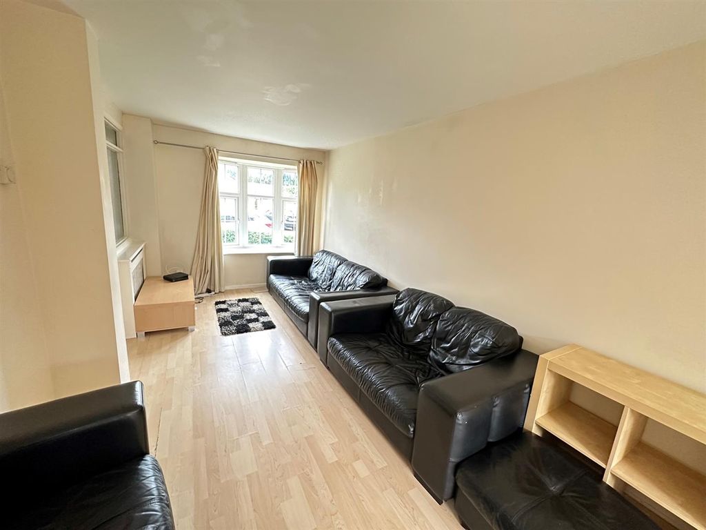 Property photo 2 of 10 28 liv.Jpg