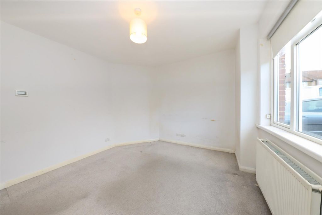 Property photo 3 of 11 Living Room