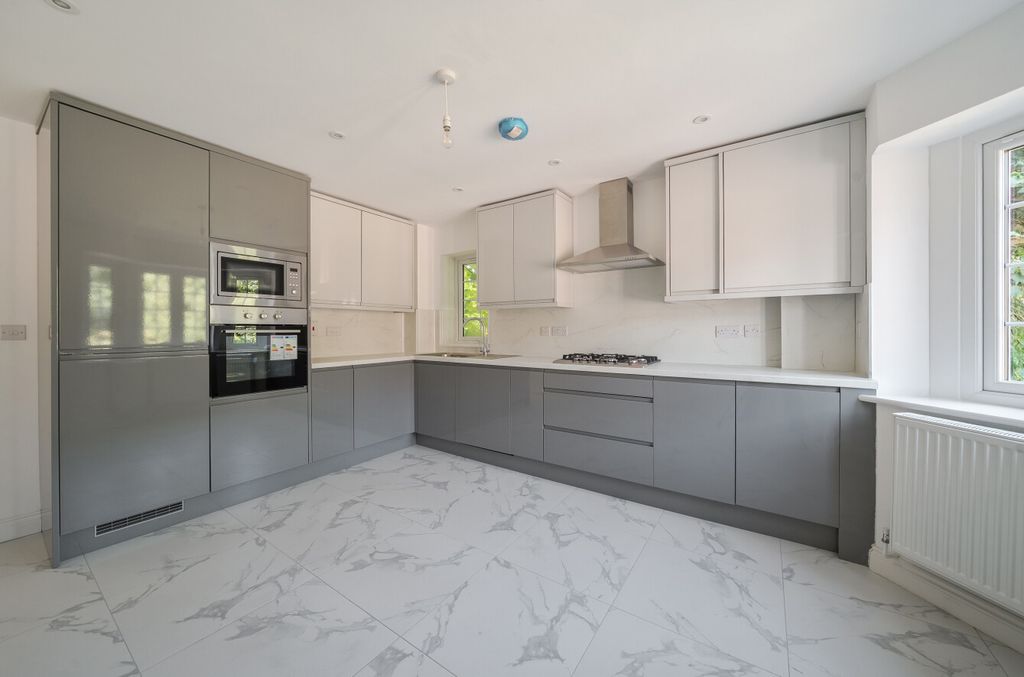 Property photo 2 of 15 1481892-13-6A3d07...