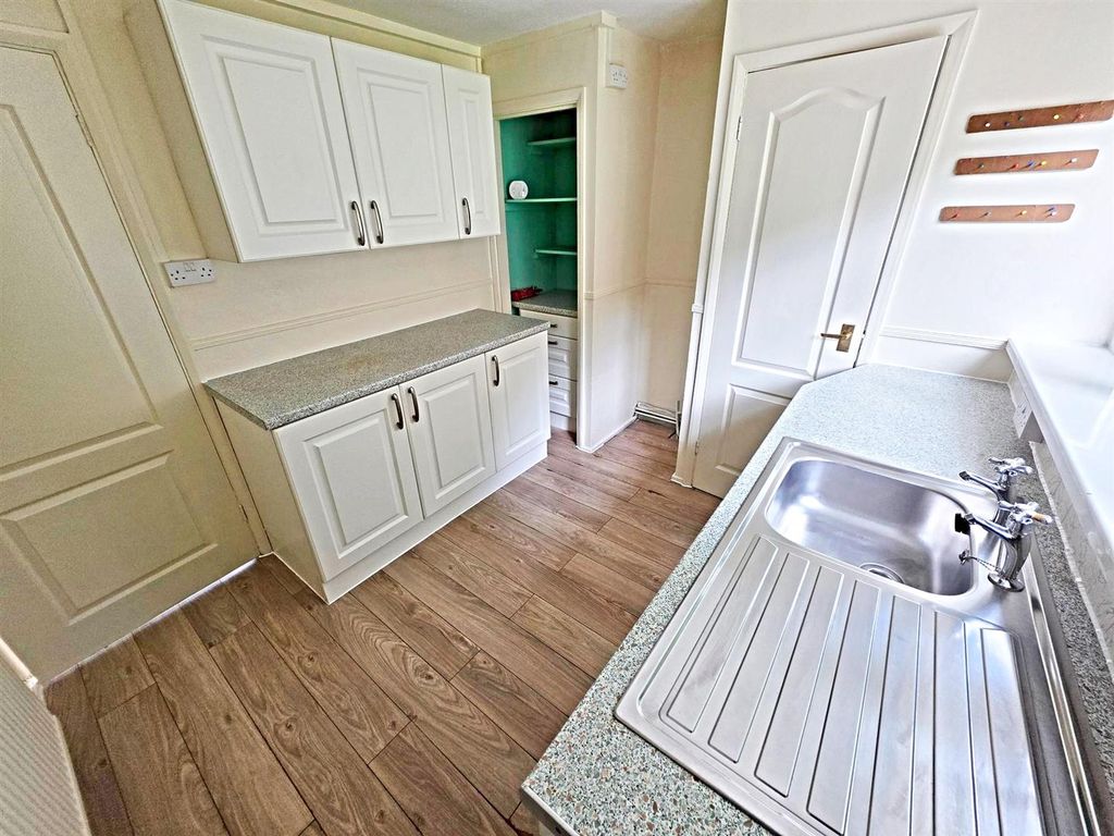 Property photo 3 of 11 Kitchen