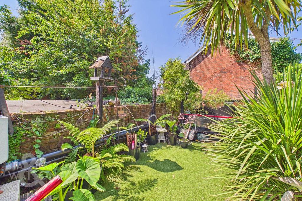 Property photo 2 of 25