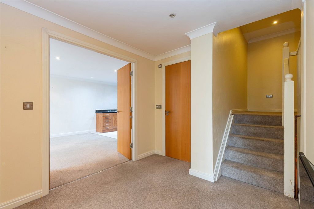 Property photo 2 of 13 Vestibule