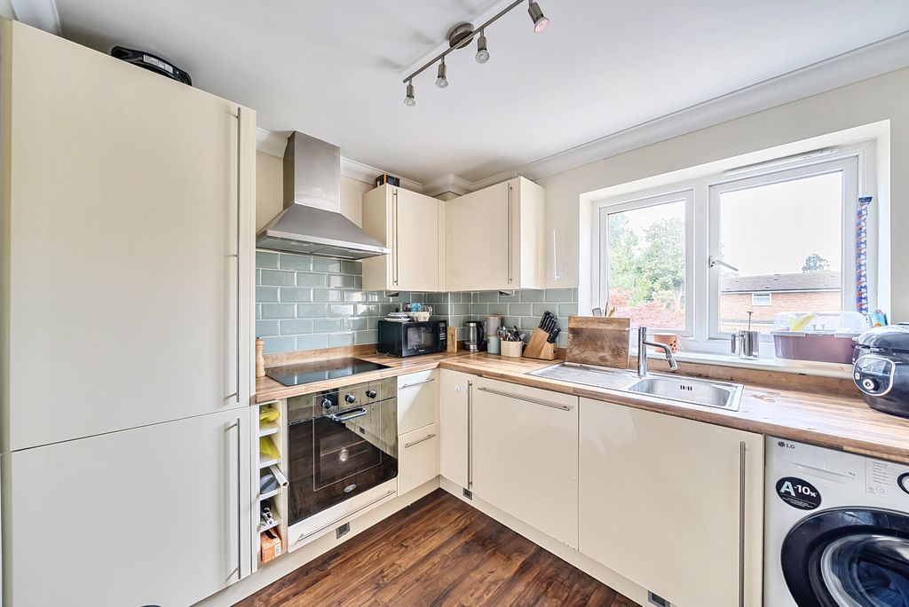 Property photo 3 of 16 1347577-16-68B82c...