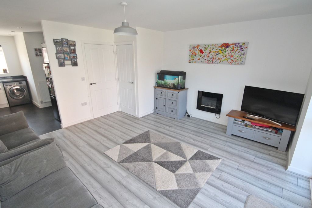 Property photo 3 of 11 3526228