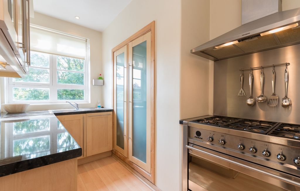 Property photo 3 of 14 39 Melford Court-9