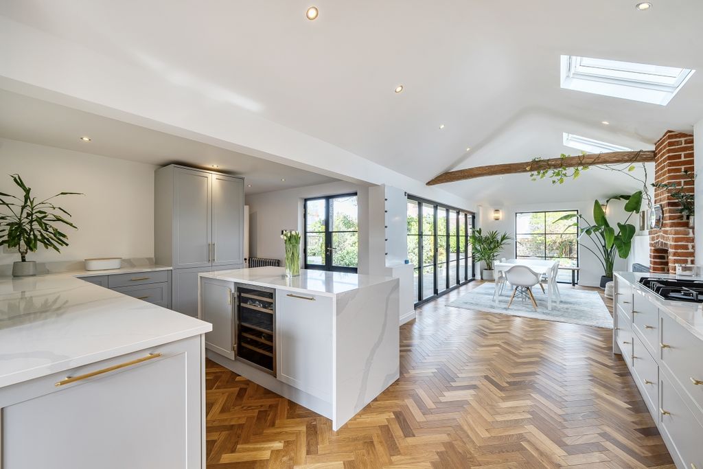 Property photo 2 of 40