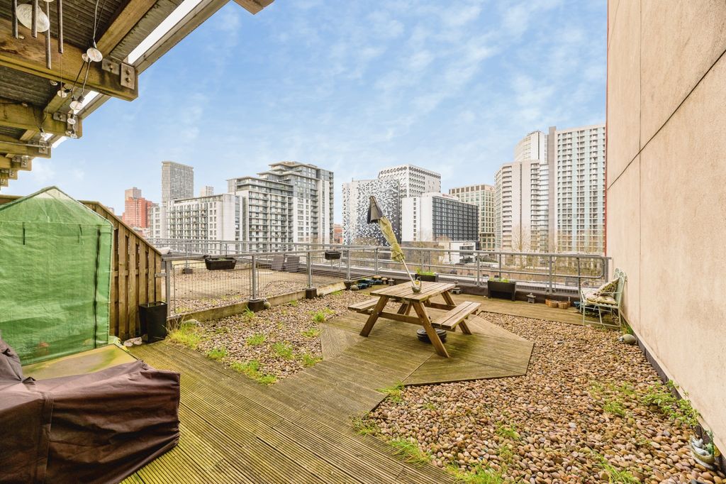 Property photo 3 of 29 6960F7Ec-11