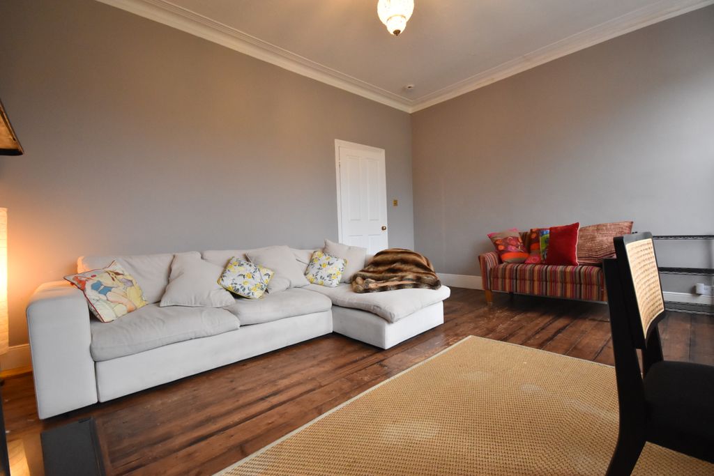 Property photo 3 of 11 Lounge 