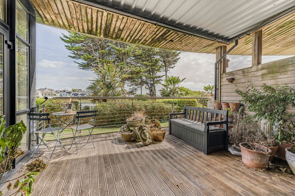 Property photo 3 of 27 Balcony